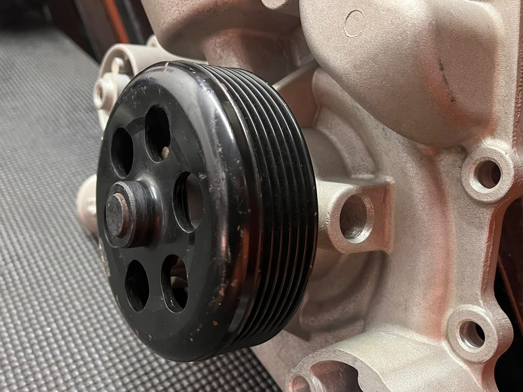 Bomba de Agua Jeep Grand Cherokee SRT8 / Limited / Overland 5.7L / 6.1L V8 2005-2010 / Dodge Charger RT / SRT8 2006-2010 / Challenger SRT8 2008-2010.