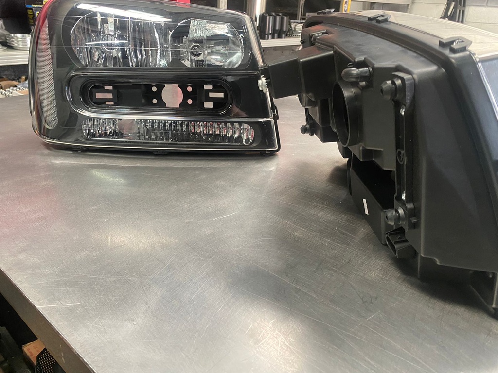 Luces Delanteras Carcasa Negra Chevrolet Trail Blazer 02/09