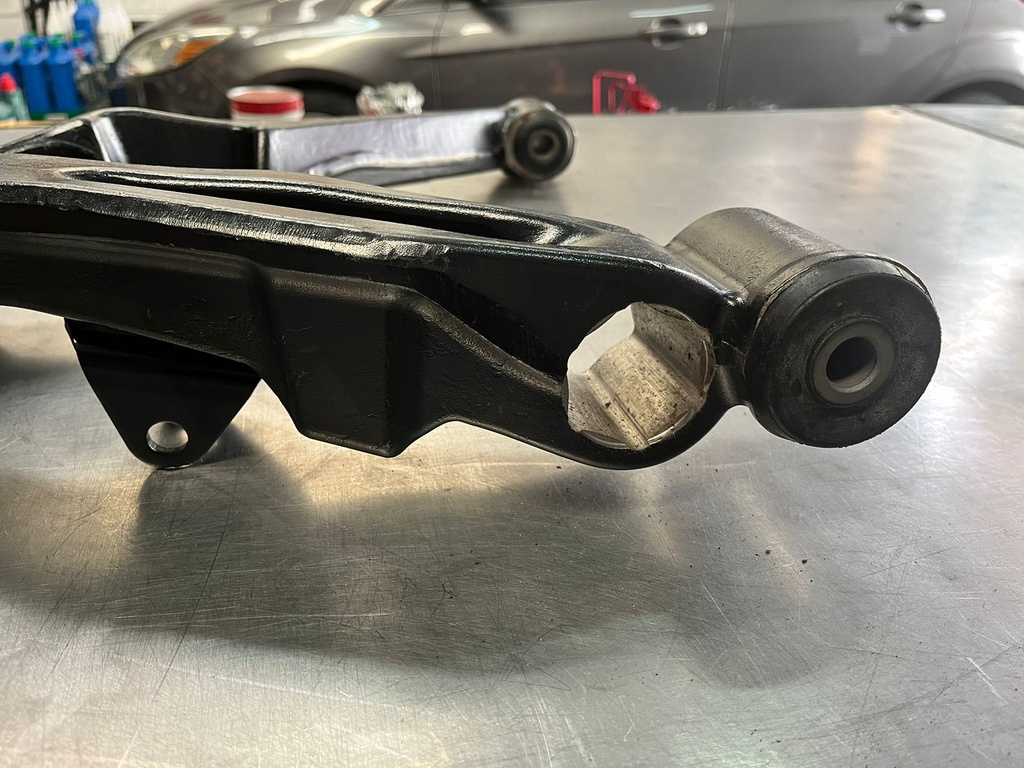 Tijereta Delantera Inferior Derecha Chevrolet Silverado 2500HD / 3500HD 1999-2006 / Avalanche 2500 2002-2006 / Suburban 2500 2000-2006