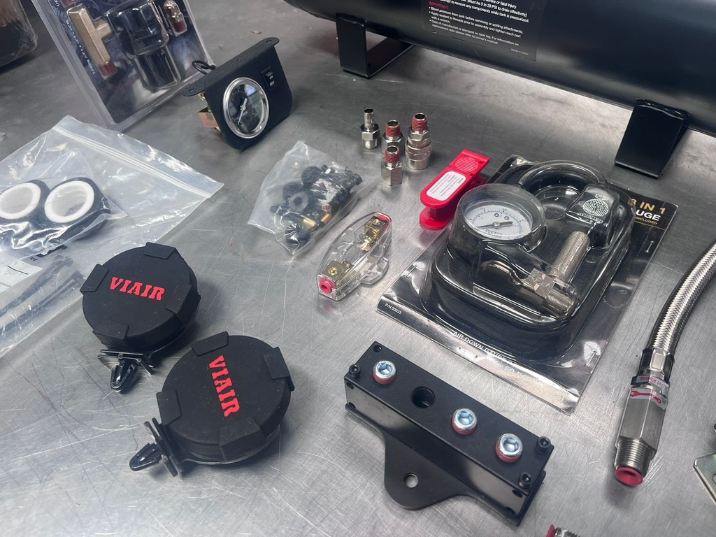 KIT Completo para Sistemas de Bolsas de Aire con Doble Compresor / 485C (200 PSI, 3.82 CFM, 40 amperios, 12 V con Tanque de 2.5 galones.