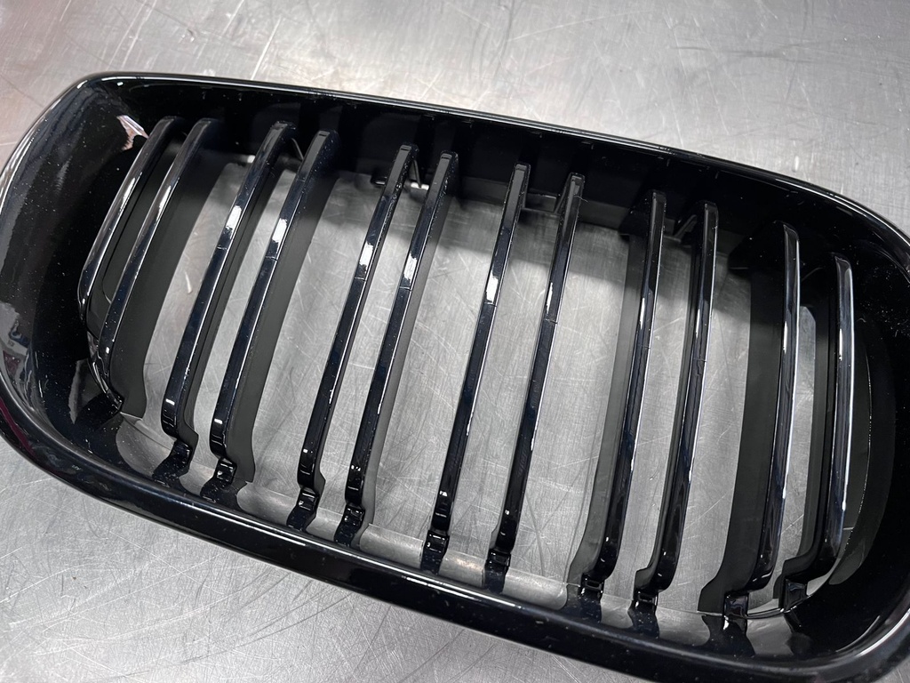 Parrillas Delanteras para  BMW E46 320i / 325i / 325xi / 330i / 330i / 330xi 4DR 2002-2006.