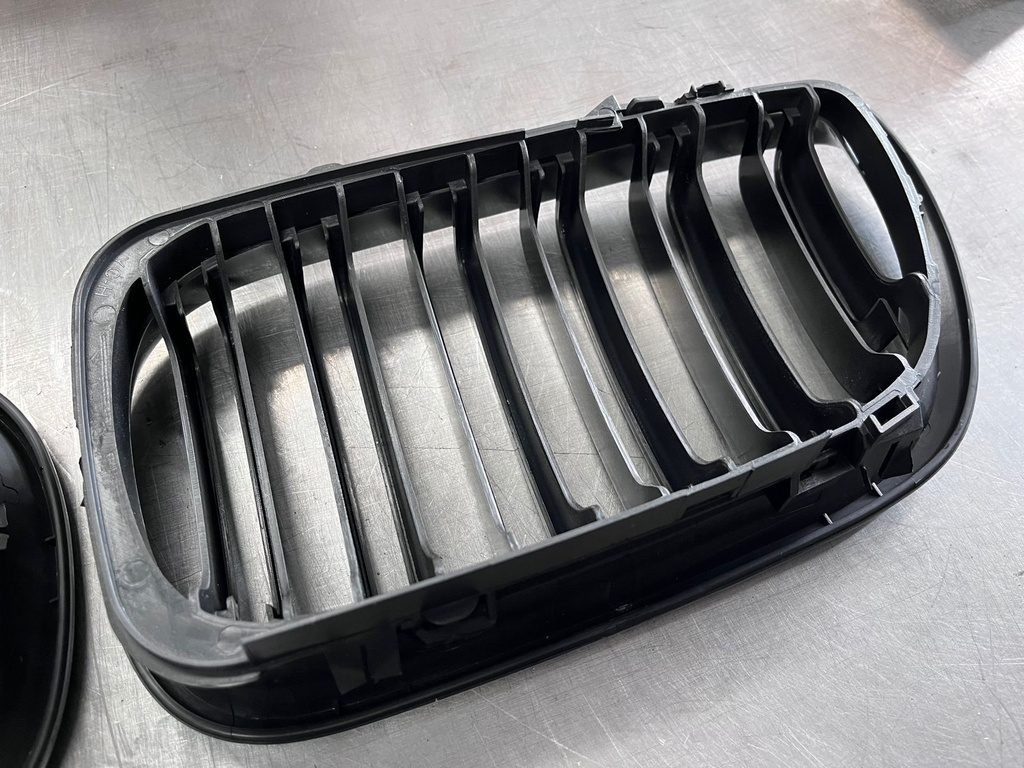 Parrillas Delanteras para  BMW E46 320i / 325i / 325xi / 330i / 330i / 330xi 4DR 2002-2006.