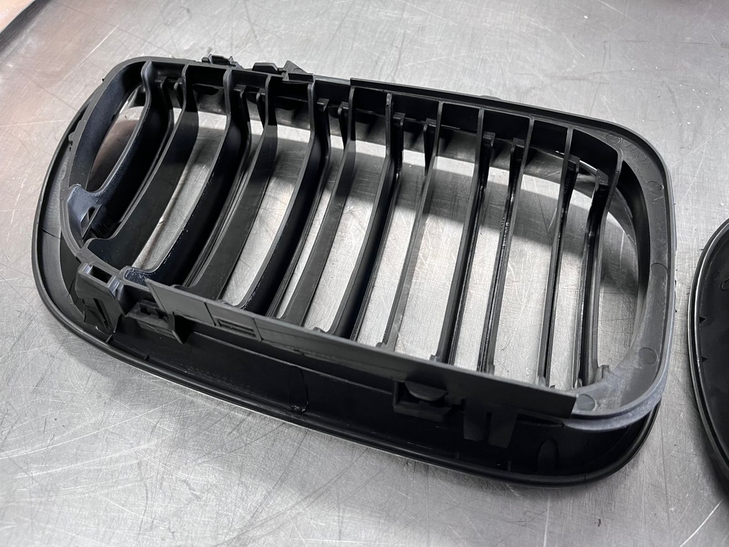Parrillas Delanteras para  BMW E46 320i / 325i / 325xi / 330i / 330i / 330xi 4DR 2002-2006.