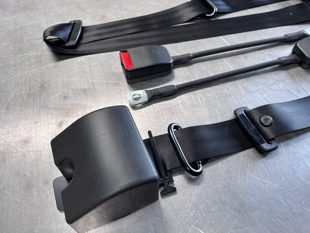 Cinturones de Seguridad de 3 Puntos con Retorno Automático.