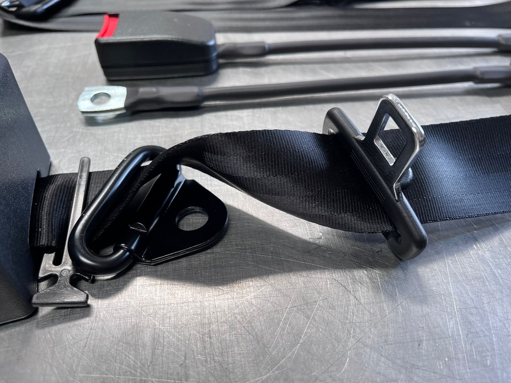 Cinturones de Seguridad de 3 Puntos con Retorno Automático.