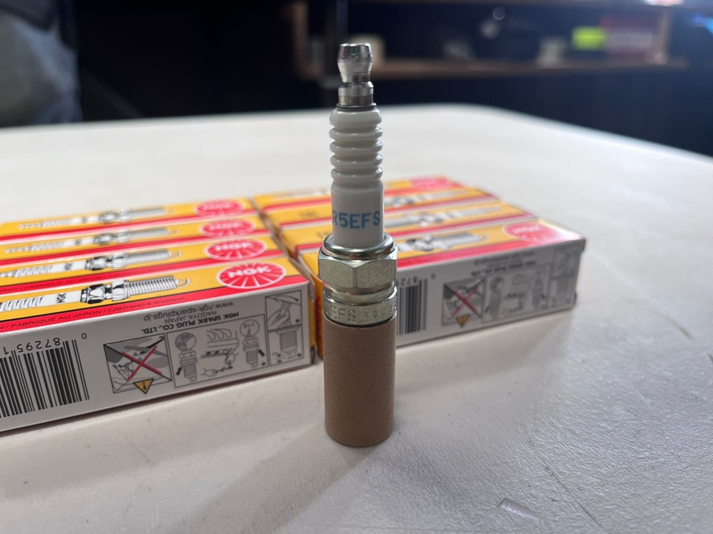 Juego de 8 Bujías de Encendido NGK BPR5EFS.