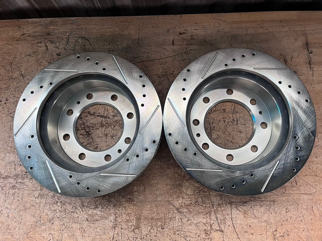 Discos Delanteros Perforados / Ventilados Chevrolet Silverado 2500HD 2001-2010 / 3500HD 2001-2006 / Express 2500 2021-2023 / Avalanche 2500 2002-2004.