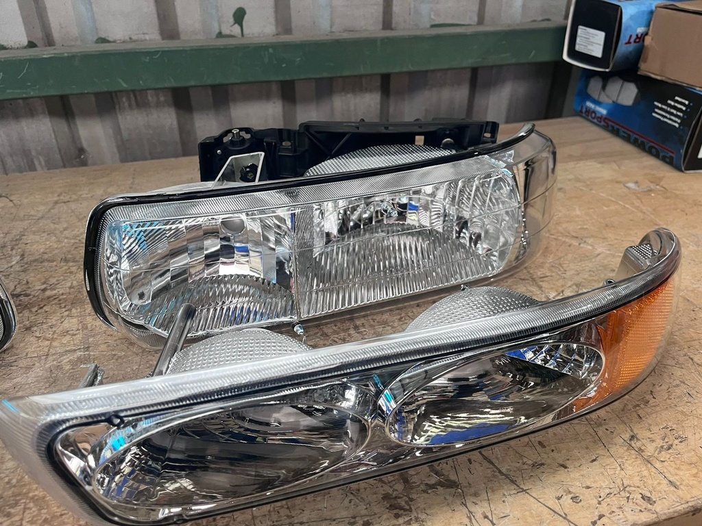 Juego de Luces Delanteras Cromadas Chevrolet Silverado 1500 / Suburban / Tahoe 2000-2006 2500 / 3500 1999-2002 /