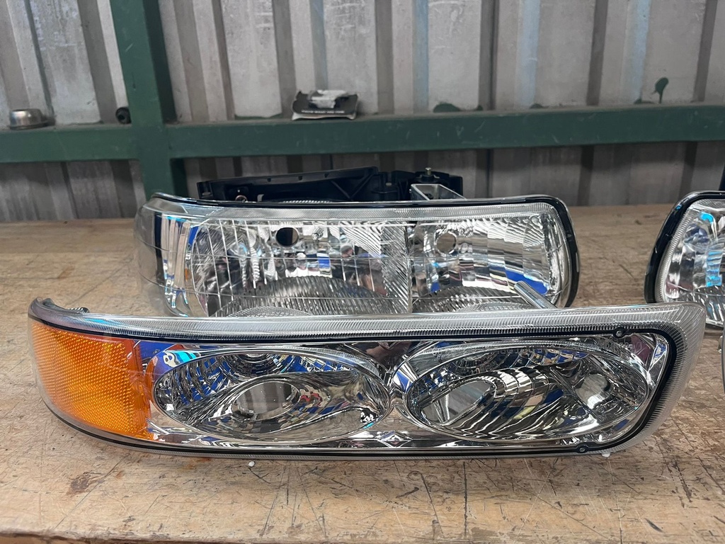 Juego de Luces Delanteras Cromadas Chevrolet Silverado 1500 / Suburban / Tahoe 2000-2006 2500 / 3500 1999-2002 /