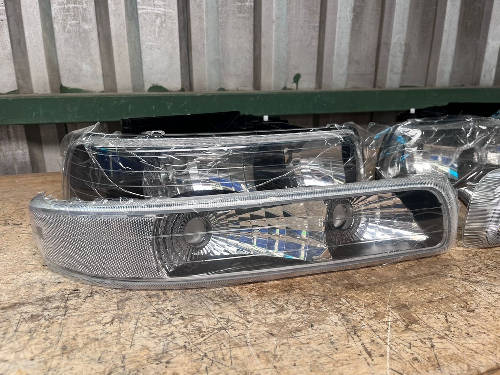 Luces Delanteras Carcasa Negra Chevrolet Silverado 1500 / 2500 / 3500 1999-2002 / Tahoe / Suburban 2000-2006.