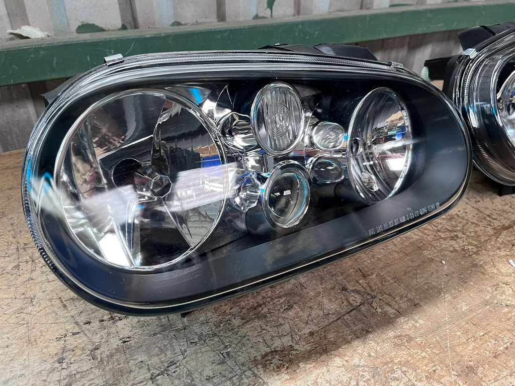 Luces Delanteras Carcasa Negra Volkswagen Golf 1999-2006 / Cabrio 1999-2002.