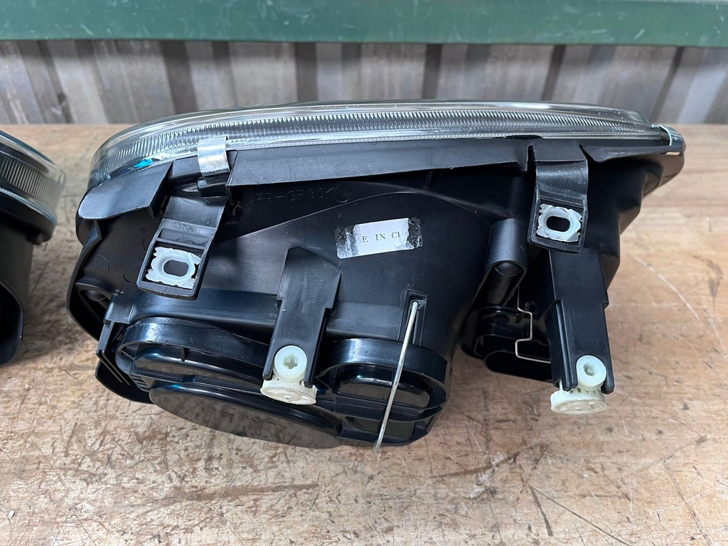 Luces Delanteras Carcasa Negra Volkswagen Golf 1999-2006 / Cabrio 1999-2002.