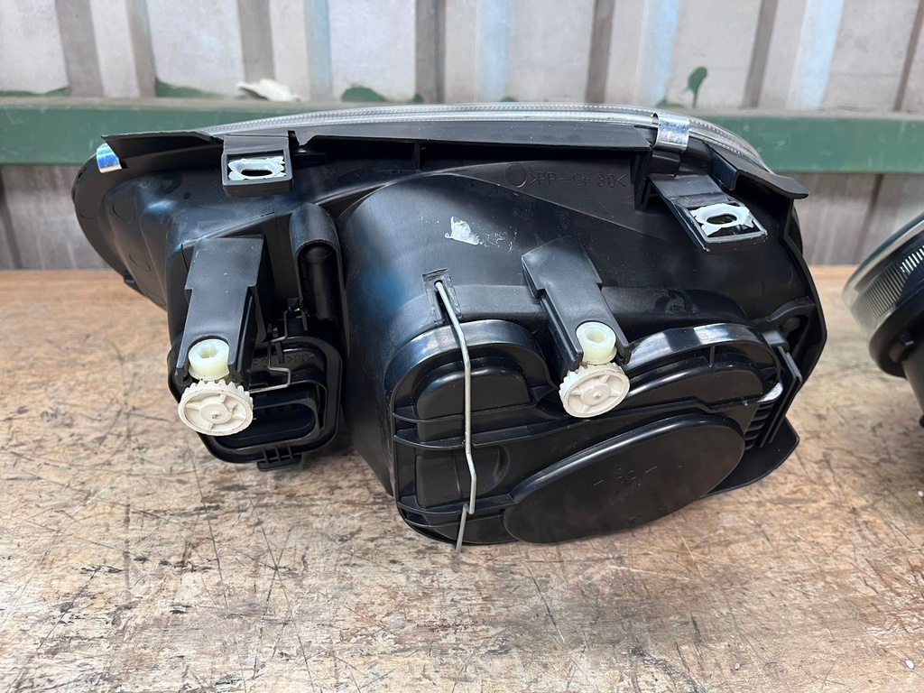 Luces Delanteras Carcasa Negra Volkswagen Golf 1999-2006 / Cabrio 1999-2002.