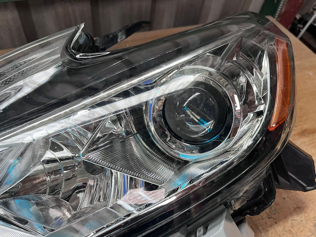 Luces Delanteras Carcasa Negra Nissan Altima 2016-2018.