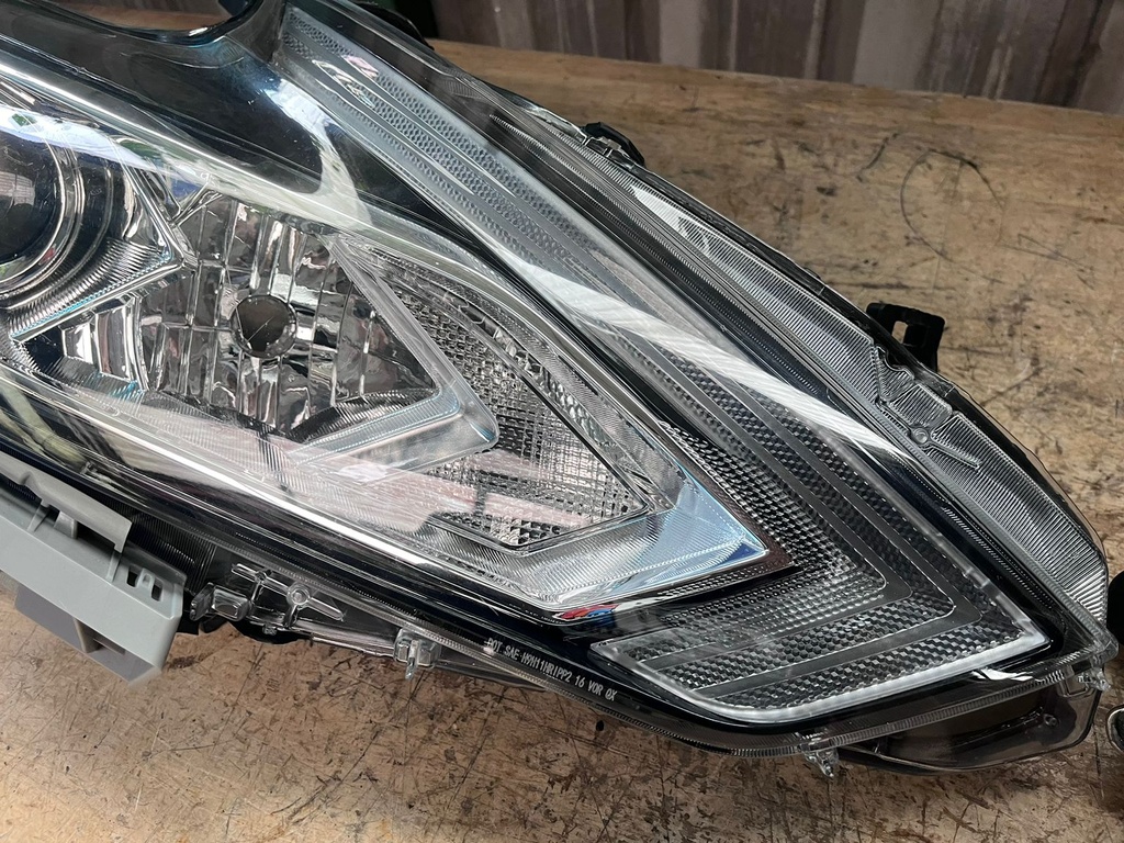 Luces Delanteras Carcasa Negra Nissan Altima 2016-2018.