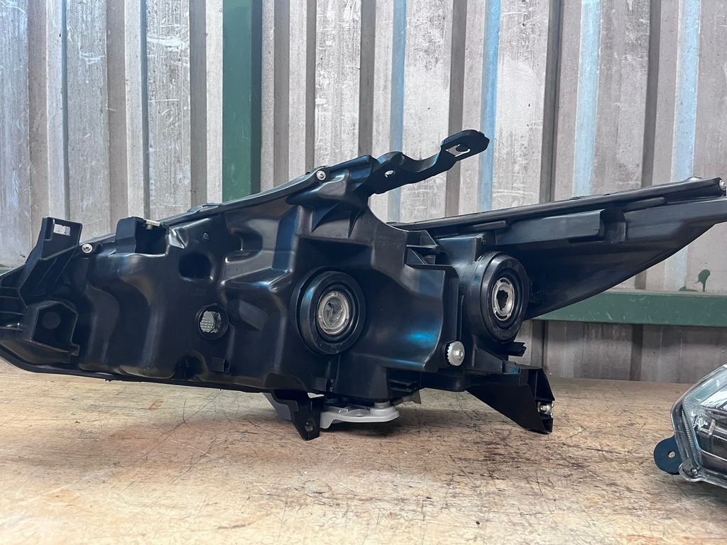 Luces Delanteras Carcasa Negra Nissan Altima 2016-2018.