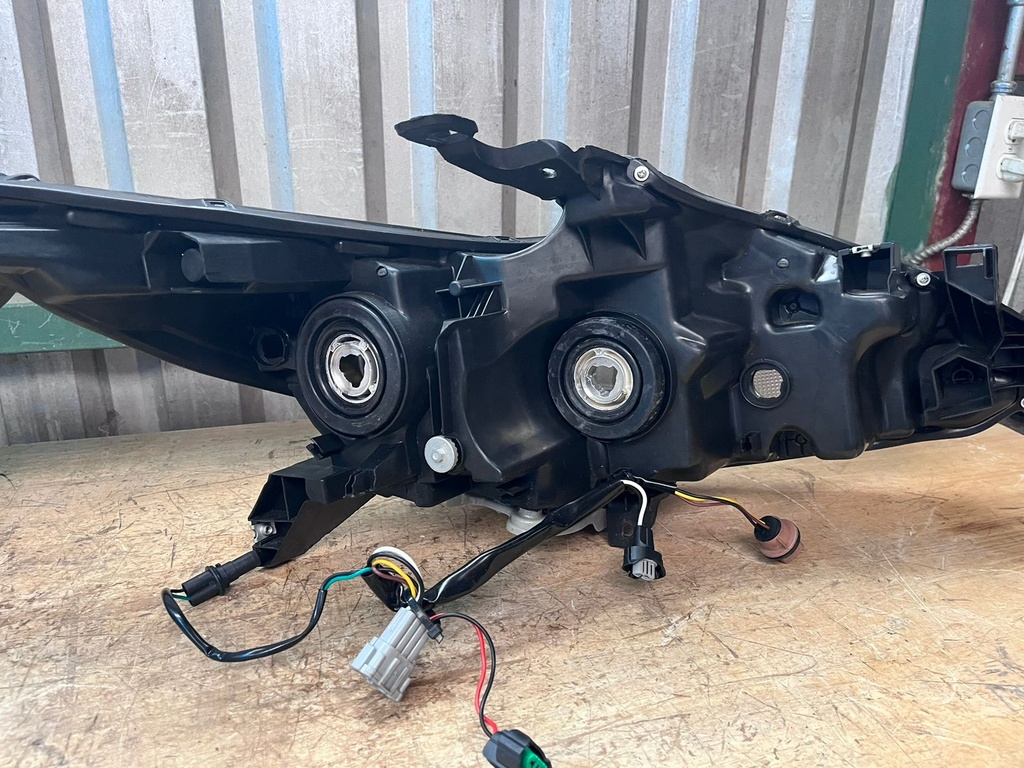 Luces Delanteras Carcasa Negra Nissan Altima 2016-2018.