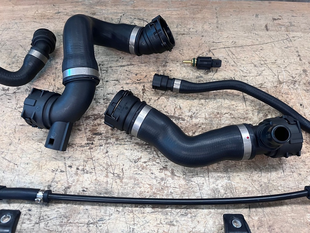 Juego de Mangueras de Radiador BMW 128i 2008-2013 / 328i 2007-2011 / BMW 325i 2006 / BMW 330i 2006.