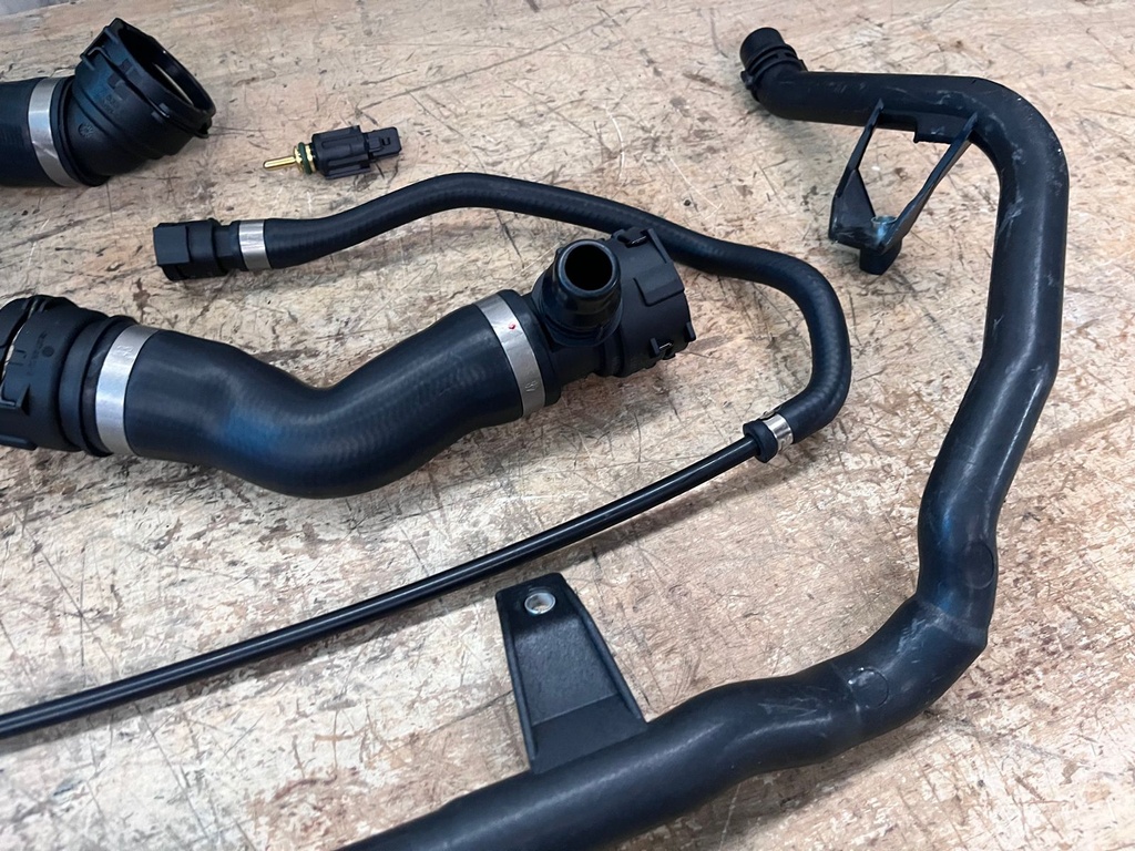 Juego de Mangueras de Radiador BMW 128i 2008-2013 / 328i 2007-2011 / BMW 325i 2006 / BMW 330i 2006.