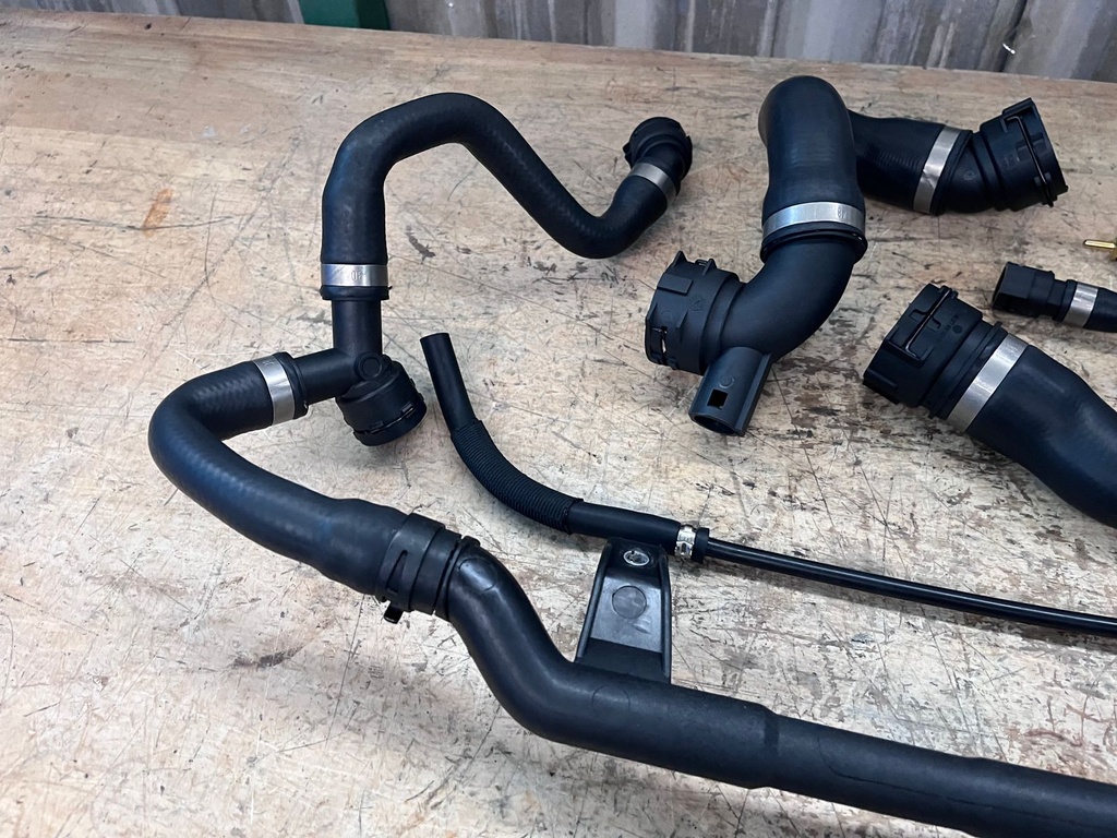 Juego de Mangueras de Radiador BMW 128i 2008-2013 / 328i 2007-2011 / BMW 325i 2006 / BMW 330i 2006.