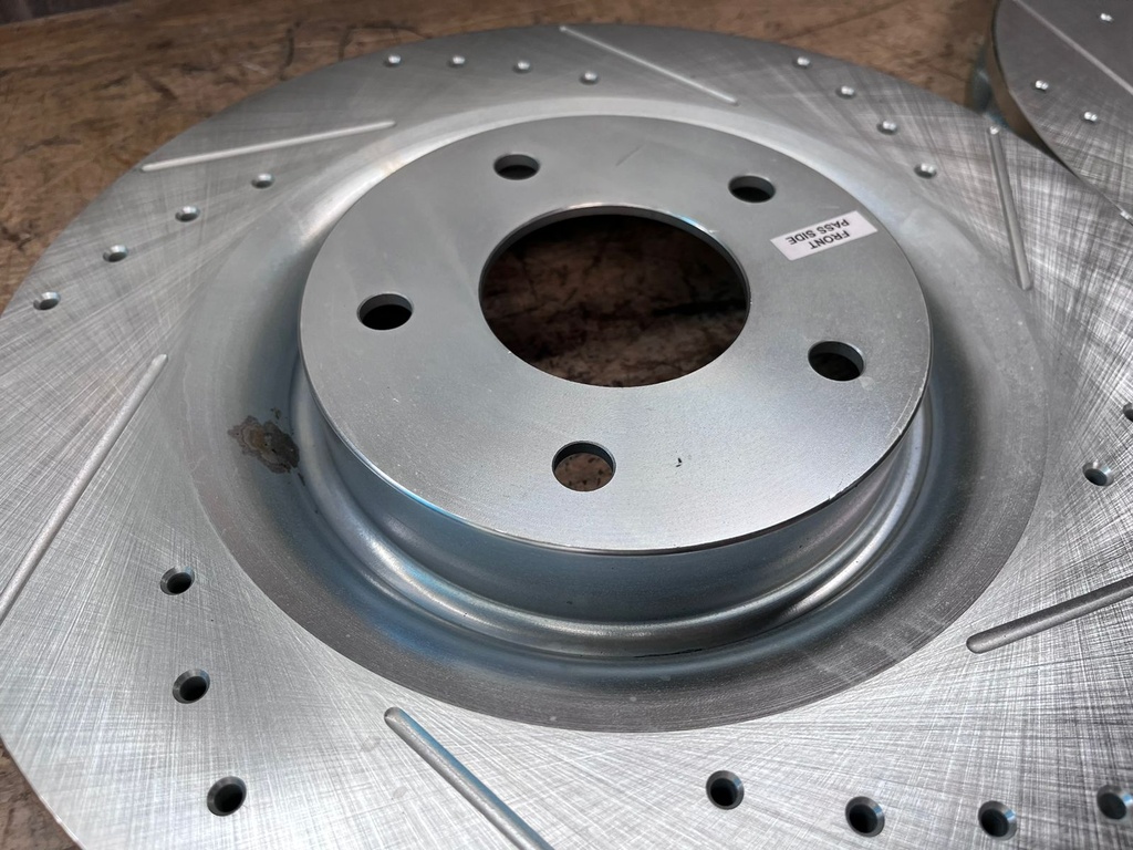 Discos Delanteros Ventilados y Perforados Chevrolet Corvette C6 V8 6.0L / 6.2L 2005-2013.