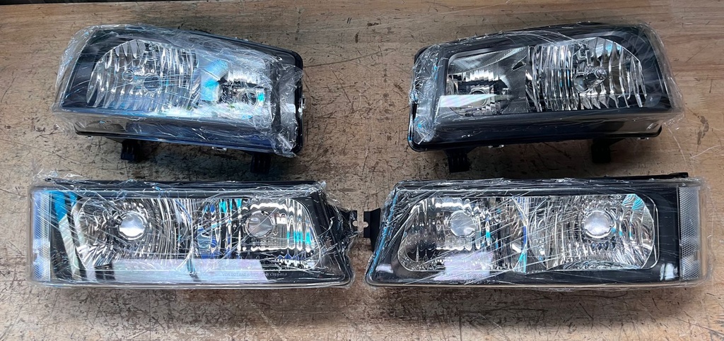 Juego de Luces Delanteras (carcasa negra reflector) Chevrolet Silverado 1500 / 2500 / 3500 2003-2007.