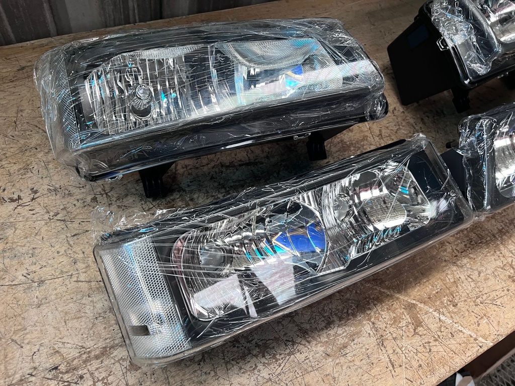 Juego de Luces Delanteras (carcasa negra reflector) Chevrolet Silverado 1500 / 2500 / 3500 2003-2007.