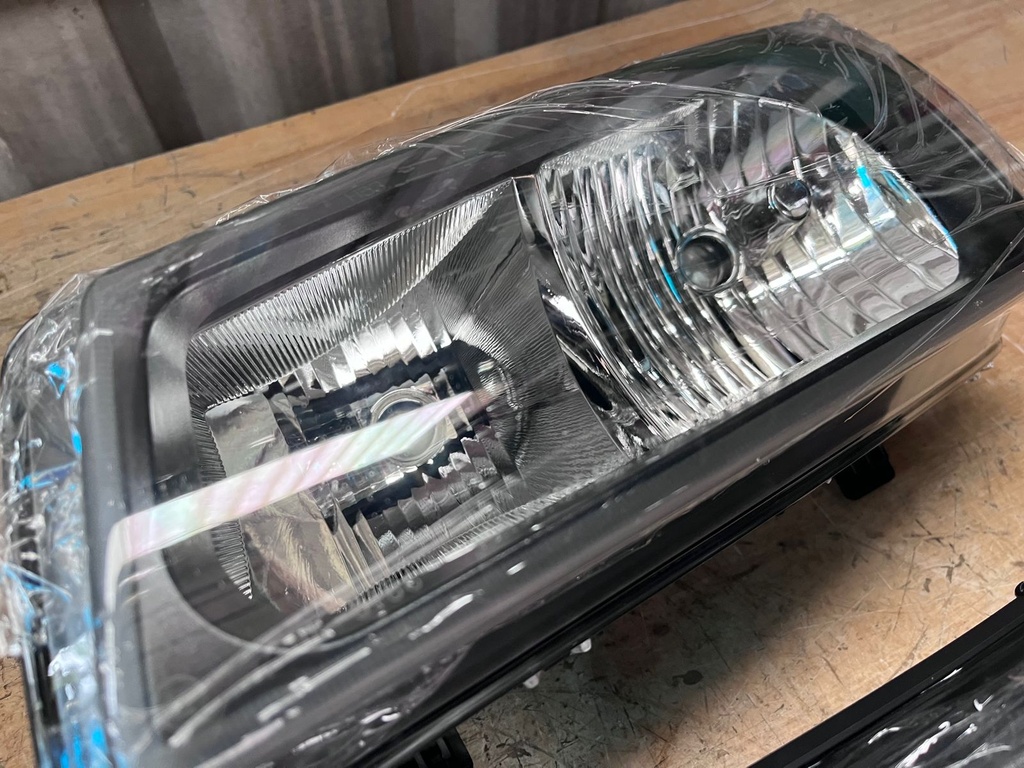 Juego de Luces Delanteras (carcasa negra reflector) Chevrolet Silverado 1500 / 2500 / 3500 2003-2007.
