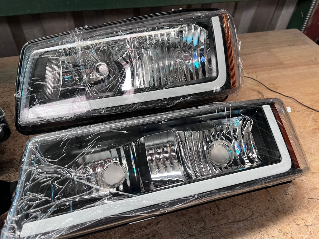 Juego de Luces Delanteras LED DRL Secuenciales Chevrolet Silverado 1500 / 2500 / 3500 de 2003-2006.
