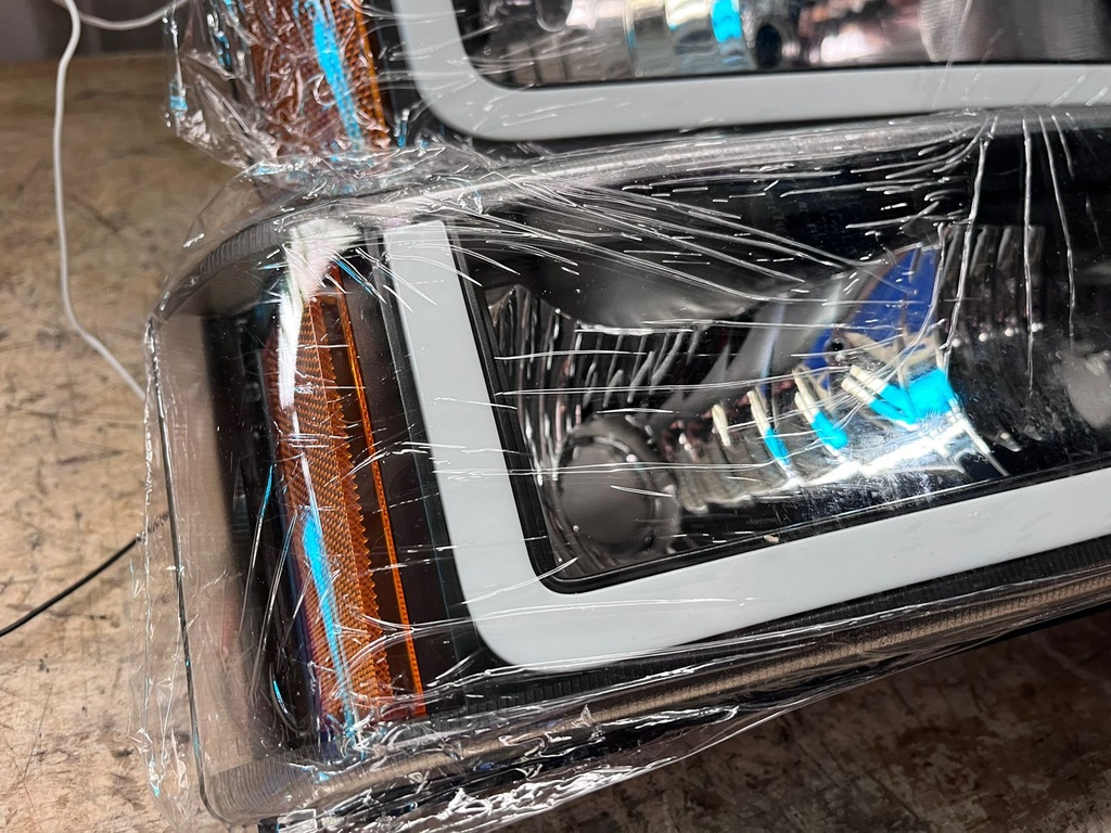 Juego de Luces Delanteras LED DRL Secuenciales Chevrolet Silverado 1500 / 2500 / 3500 de 2003-2006.