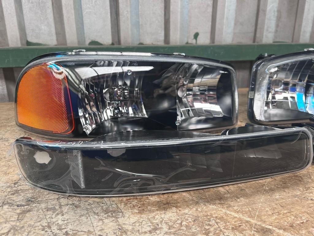 Juego de Luces Delanteras Carcasa Negra GMC Sierra 1500 / 2500 / 3500 1999-2006 / GMC Yukon 1500 / 2500 2000-2006.
