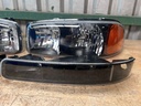 Juego de Luces Delanteras Carcasa Negra GMC Sierra 1500 / 2500 / 3500 1999-2006 / GMC Yukon 1500 / 2500 2000-2006.