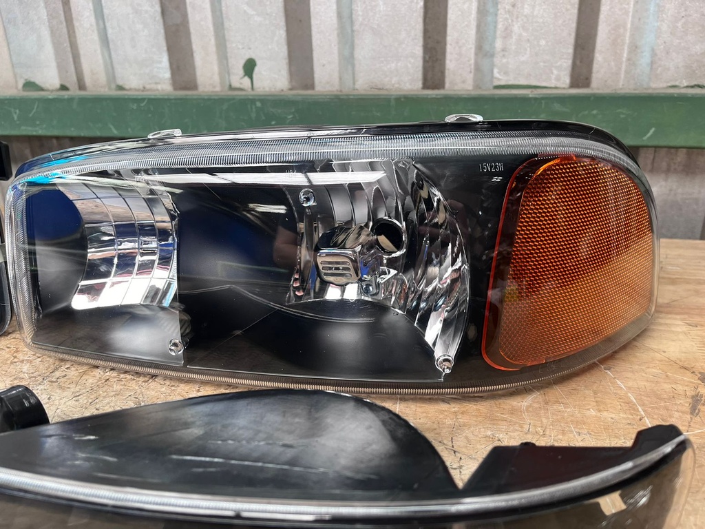 Juego de Luces Delanteras Carcasa Negra GMC Sierra 1500 / 2500 / 3500 1999-2006 / GMC Yukon 1500 / 2500 2000-2006.