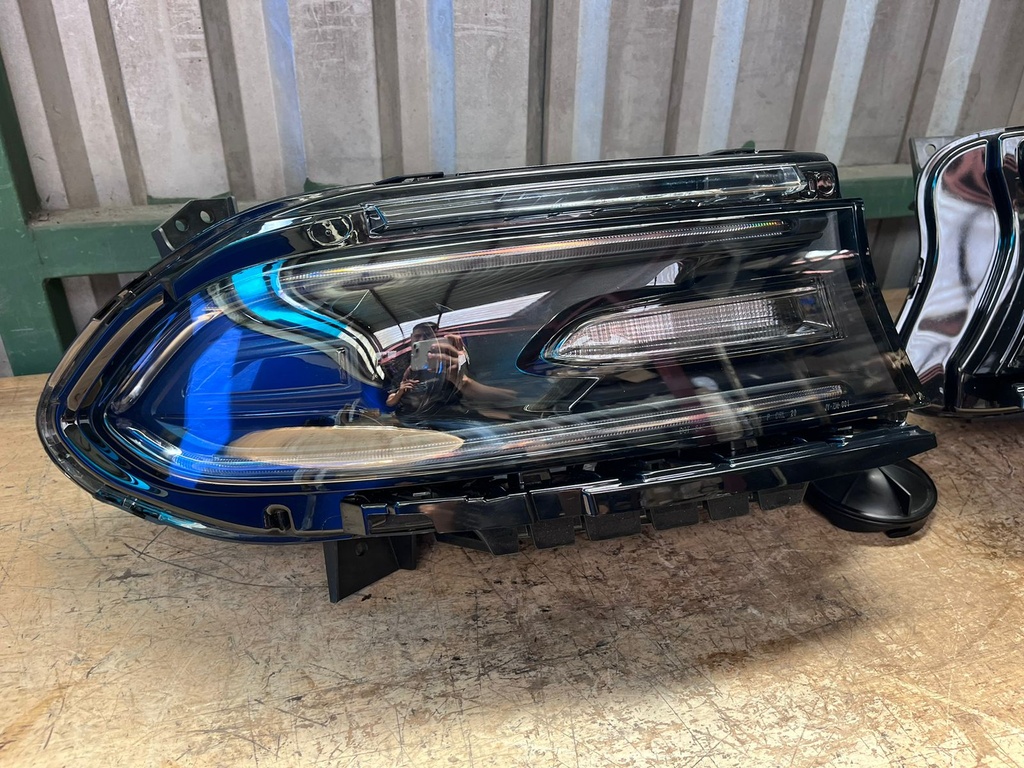 Luces Delanteras LED DRL Secuenciales Dodge Charger 2019-2023.