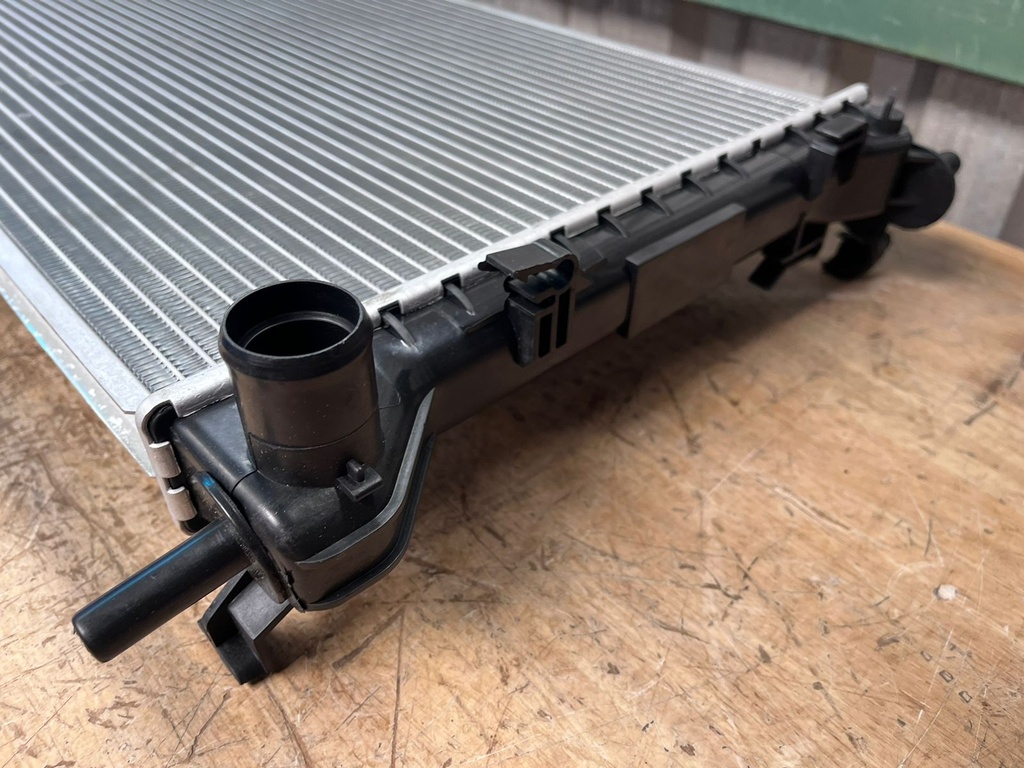 Radiador de 1 Fila Ford Focus 2.0L 2000-2004 / Focus 2.3L 2005-2007.
