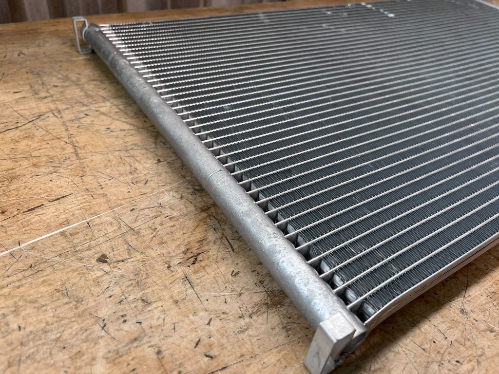 Condensador de A/C Chevrolet Silverado C1500 / C2500 / C3500 1994-1995 / K1500 / K2500 / K3500 1994-1995 / Tahoe 1994-1995.