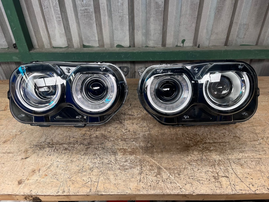 Luces Delanteras con LED DRL / Luz Blanca Dodge Challenger 2015-2023.