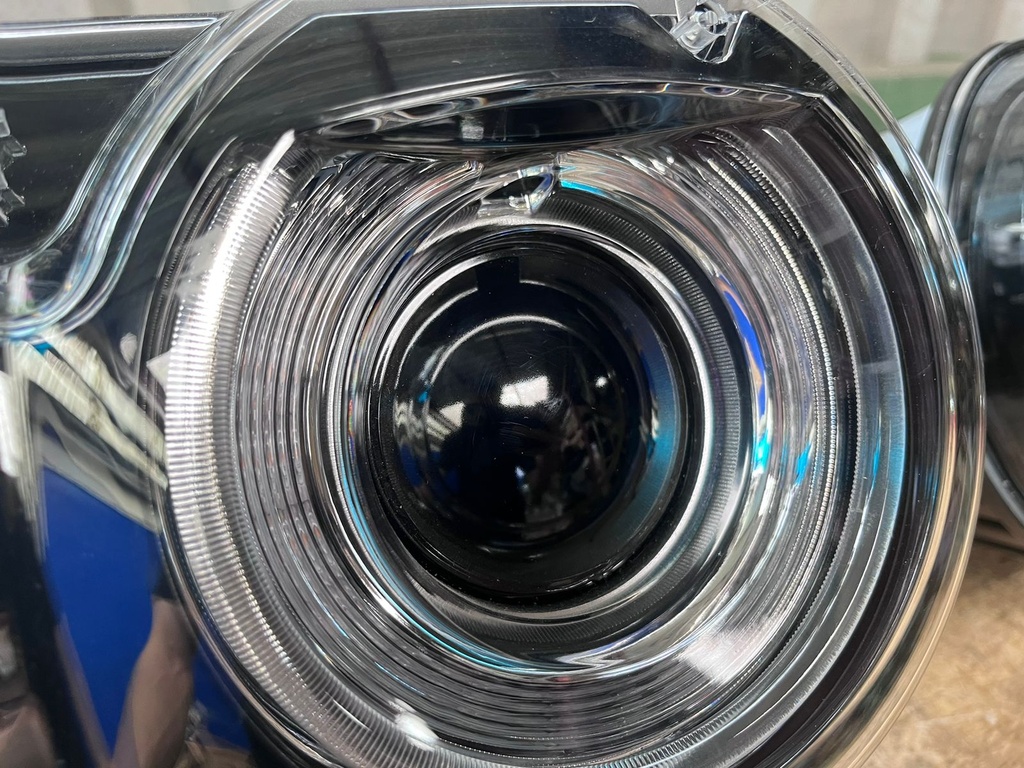 Luces Delanteras con LED DRL / Luz Blanca Dodge Challenger 2015-2023.