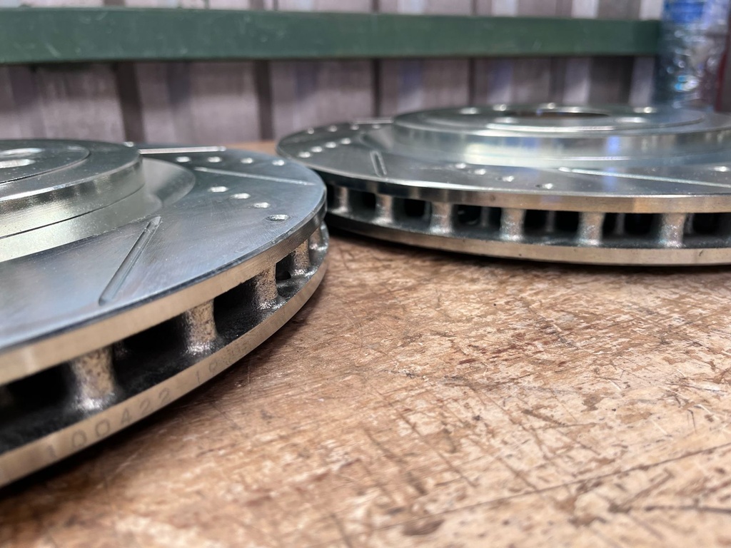 Discos Traseros Perforados/Ventilados Chevrolet Camaro SS 2010-2023 / ZL1 2012-2023.