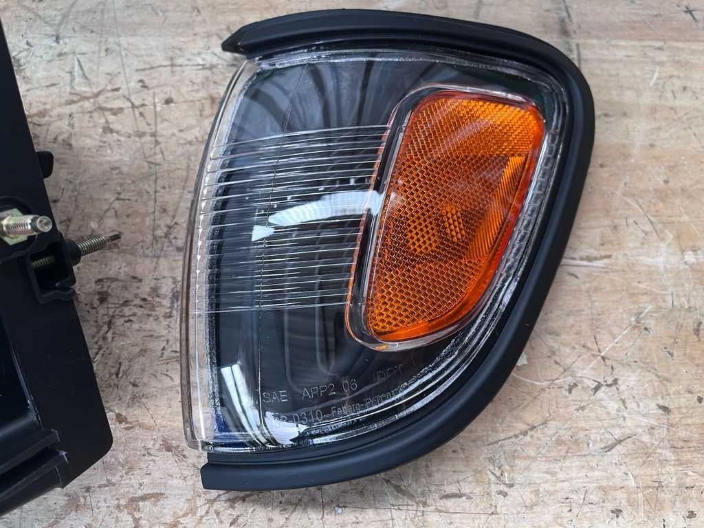 Juego de Luces Delanteras Carcasa Negra + Halógenos Neblineros Toyota Tacoma 2001-2004.