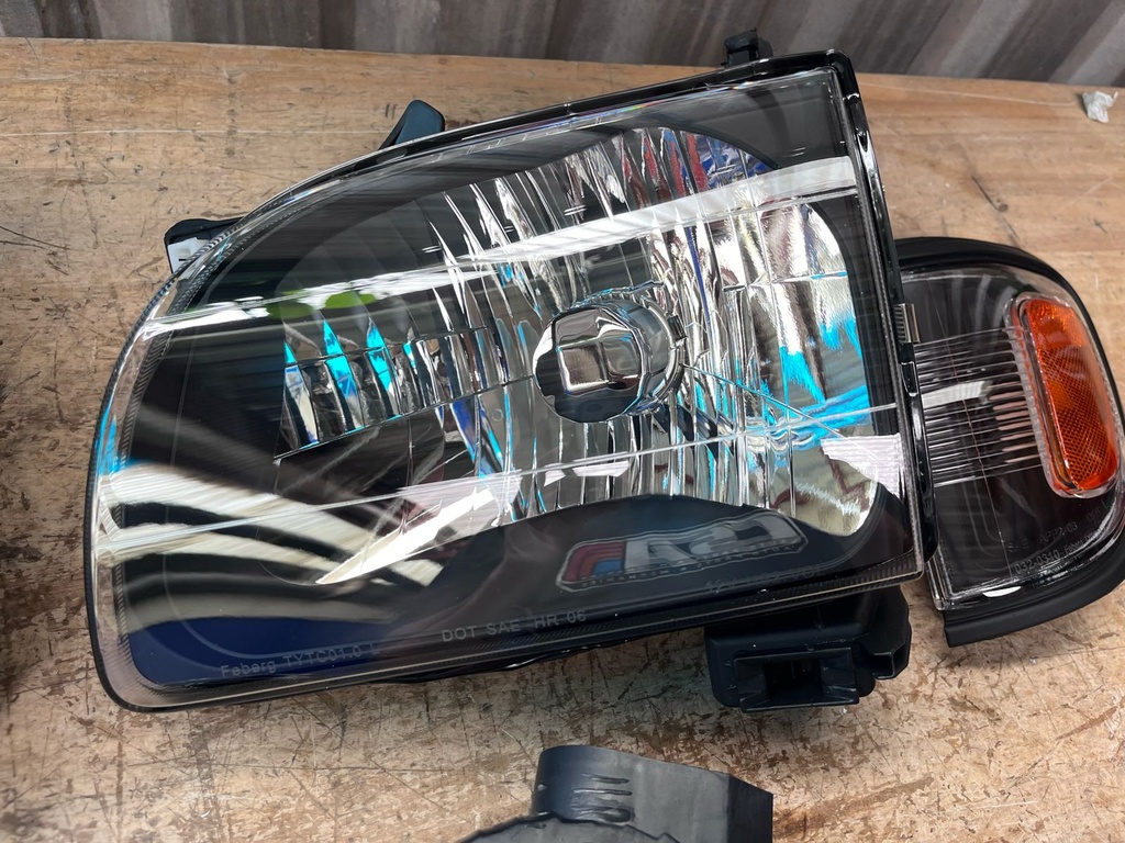 Juego de Luces Delanteras Carcasa Negra + Halógenos Neblineros Toyota Tacoma 2001-2004.