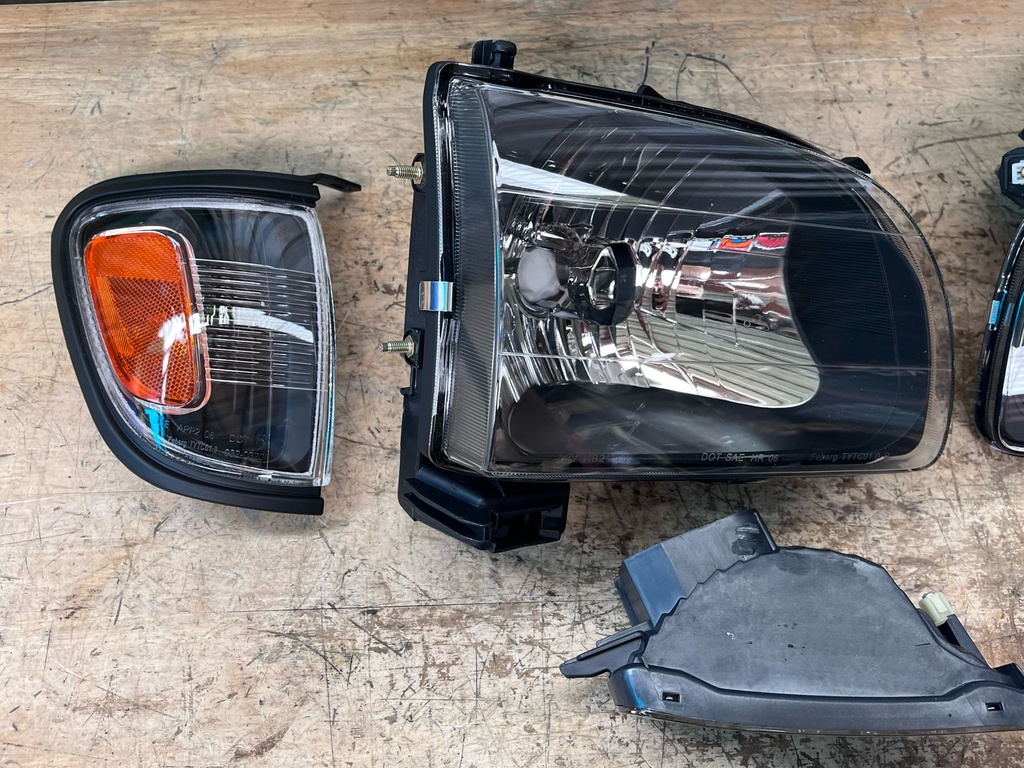 Juego de Luces Delanteras Carcasa Negra + Halógenos Neblineros Toyota Tacoma 2001-2004.