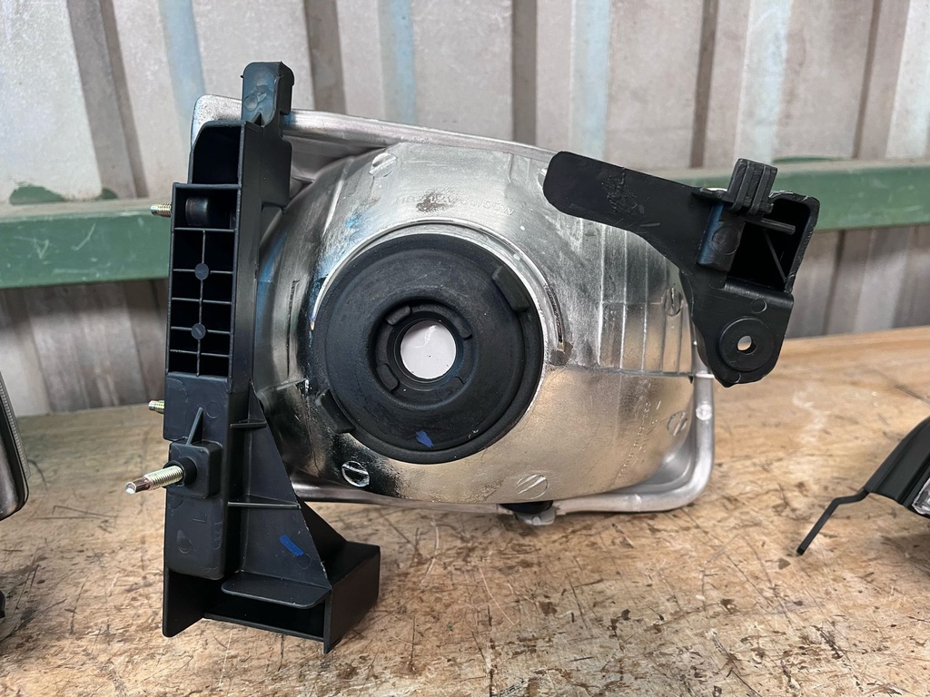 Juego de Luces Delanteras Carcasa Negra + Halógenos Neblineros Toyota Tacoma 2001-2004.