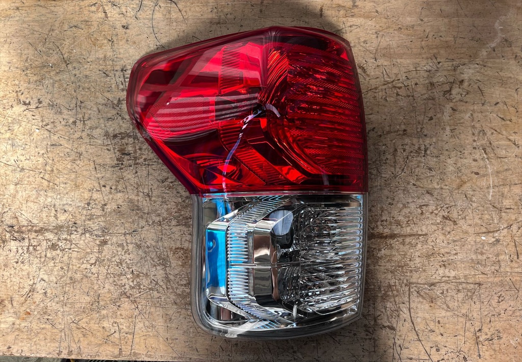 Luz Trasera Izquierda para Toyota Tundra 2010-2013.