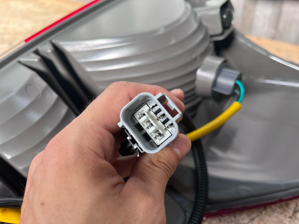 Luz Trasera Izquierda para Toyota Tundra 2010-2013.