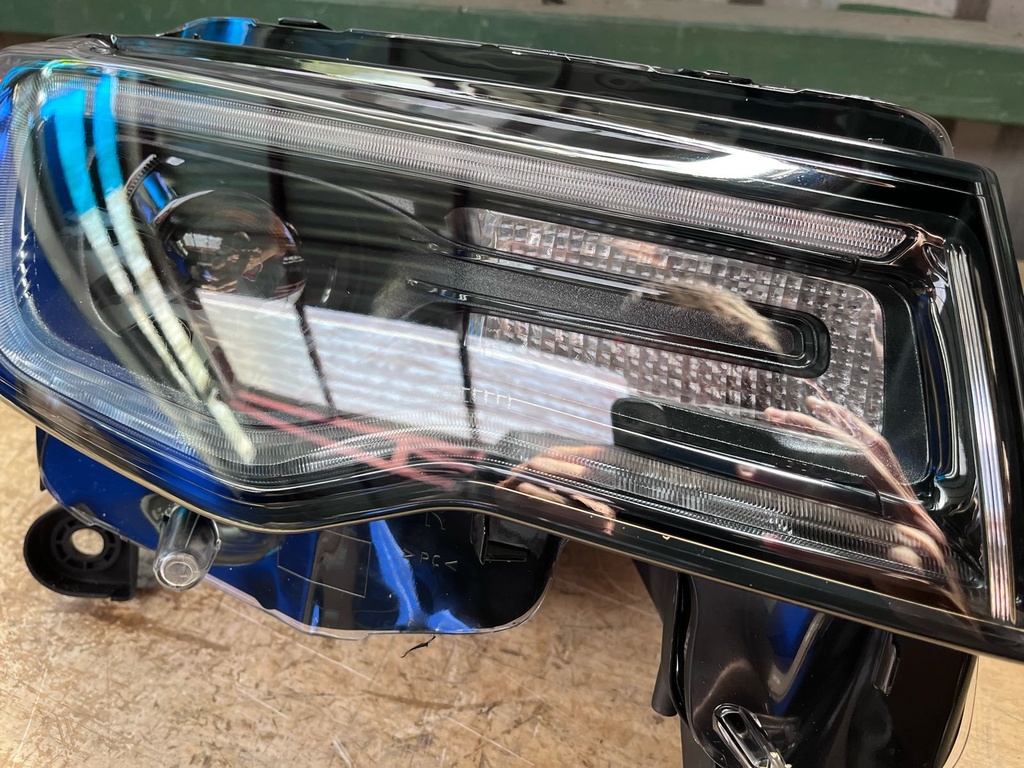 Luz Delantera Derecha LED DRL Jeep Grand Cherokee 2017-2021.