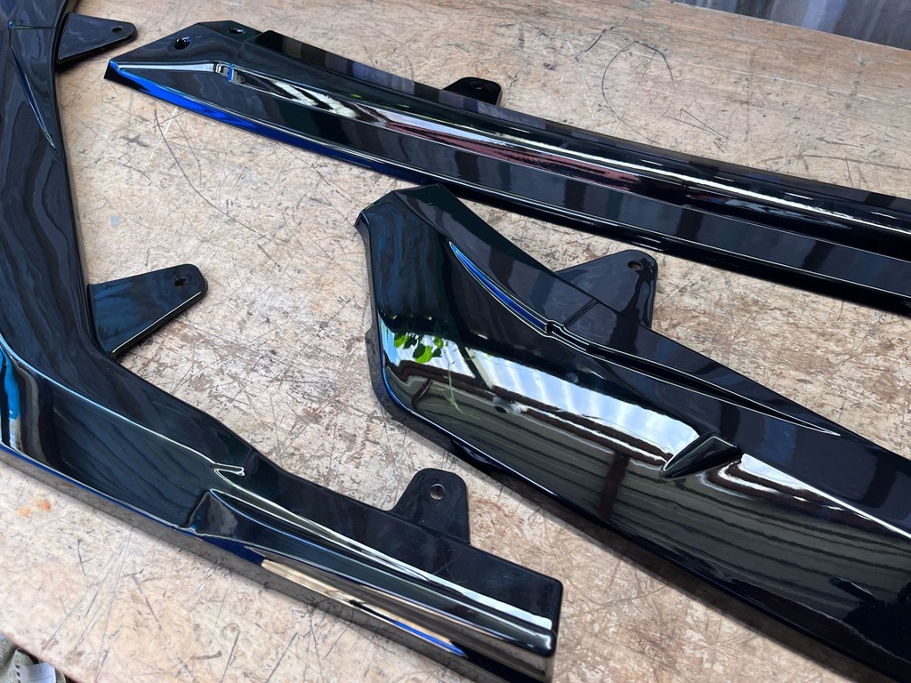 Lip Difusor de Bumper Delantero Toyota Corolla LE Sedan 2020-2024.