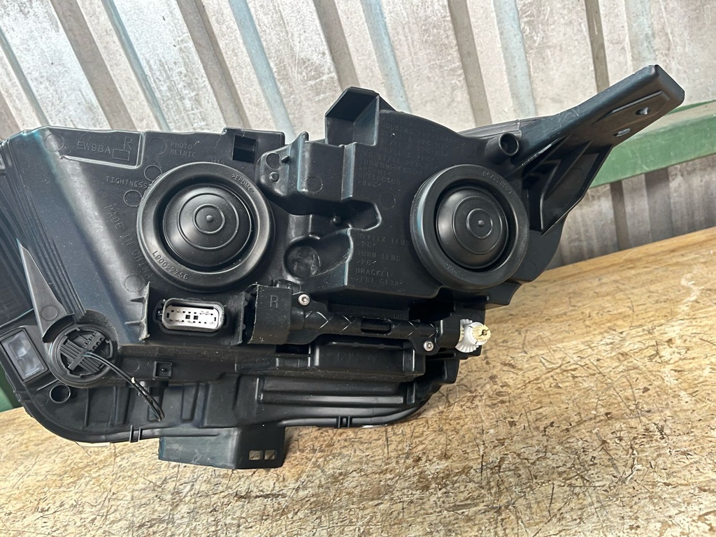 Luz Delantera Derecha para Ford Edge 2015-2018.