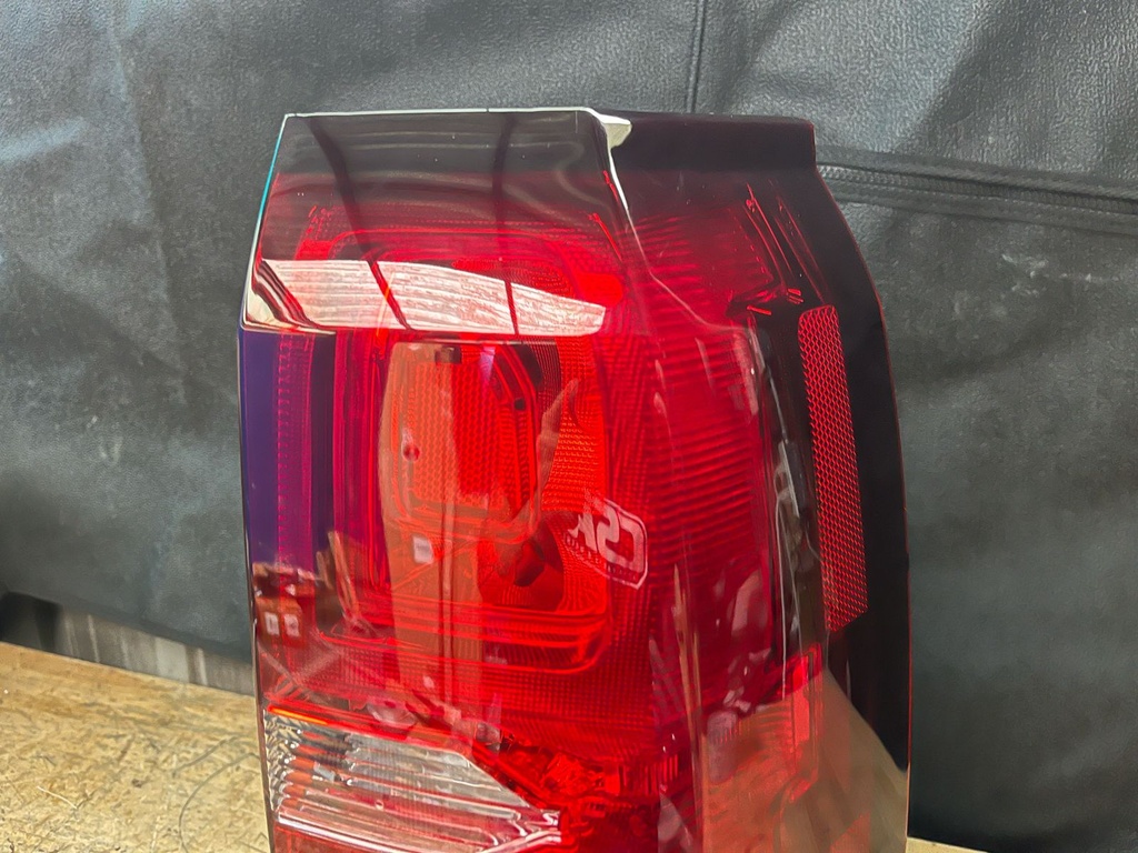 Luz Trasera Derecha Chevrolet Suburban / Tahoe 2015-2020.