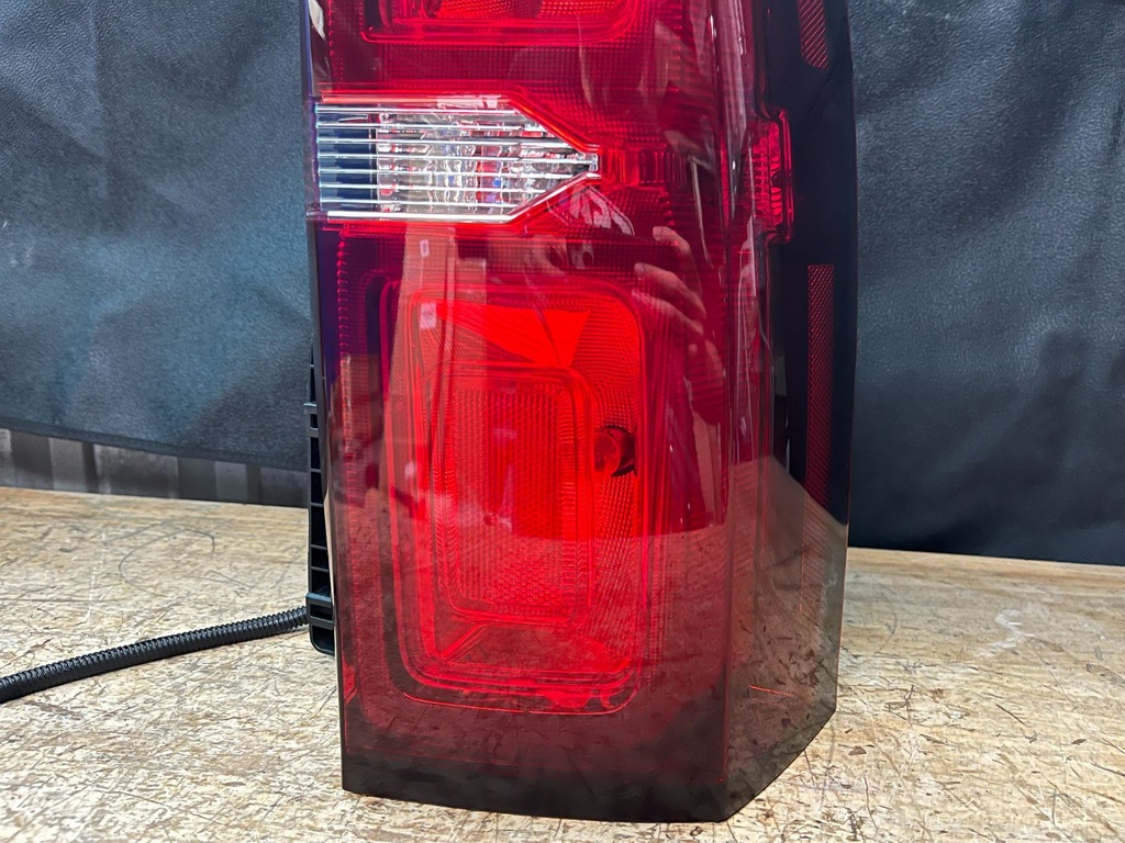 Luz Trasera Derecha Chevrolet Suburban / Tahoe 2015-2020.